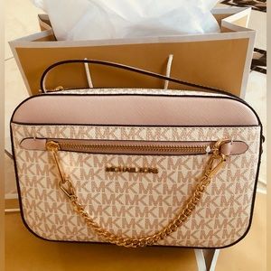 SOLD OUT ❌Amazing Michael Kors Crossbody Canvas/ Pink NWT purse bag